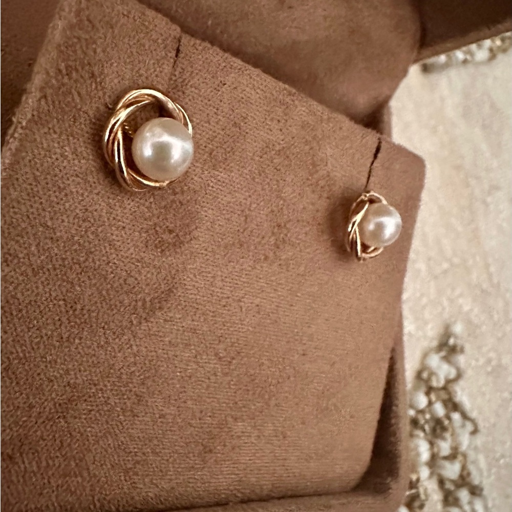 14k SOLID GOLD Pearl Stud Earrings 4.7mm - Picture 4 of 10